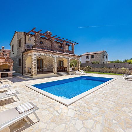 Villa Brioni With Pool By Rentistra Cabrunici 외부 사진