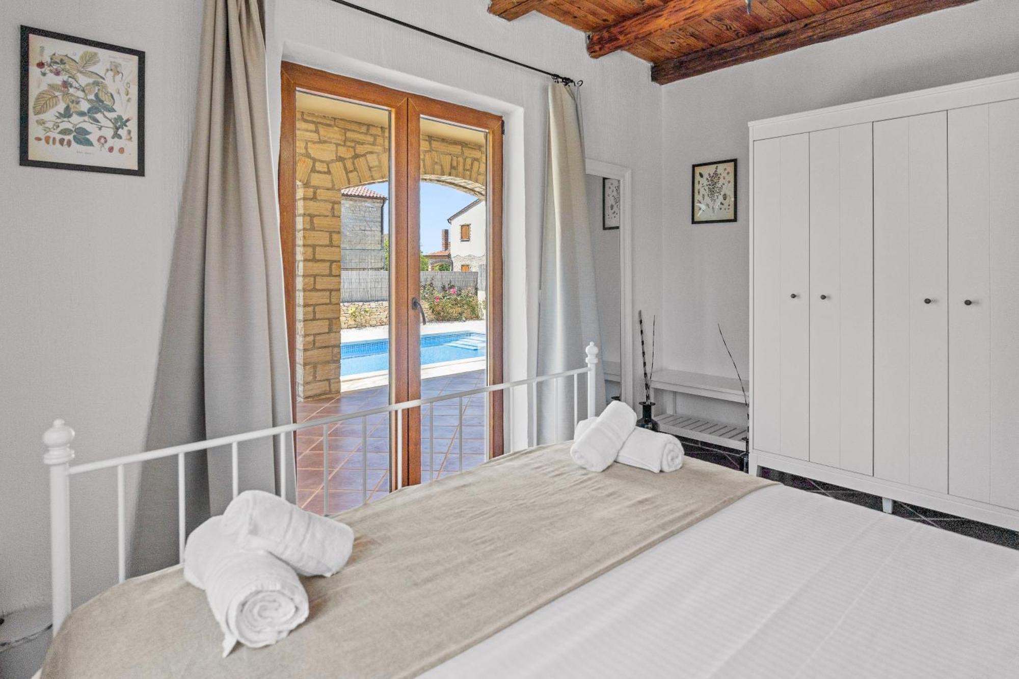 Villa Brioni With Pool By Rentistra Cabrunici 외부 사진