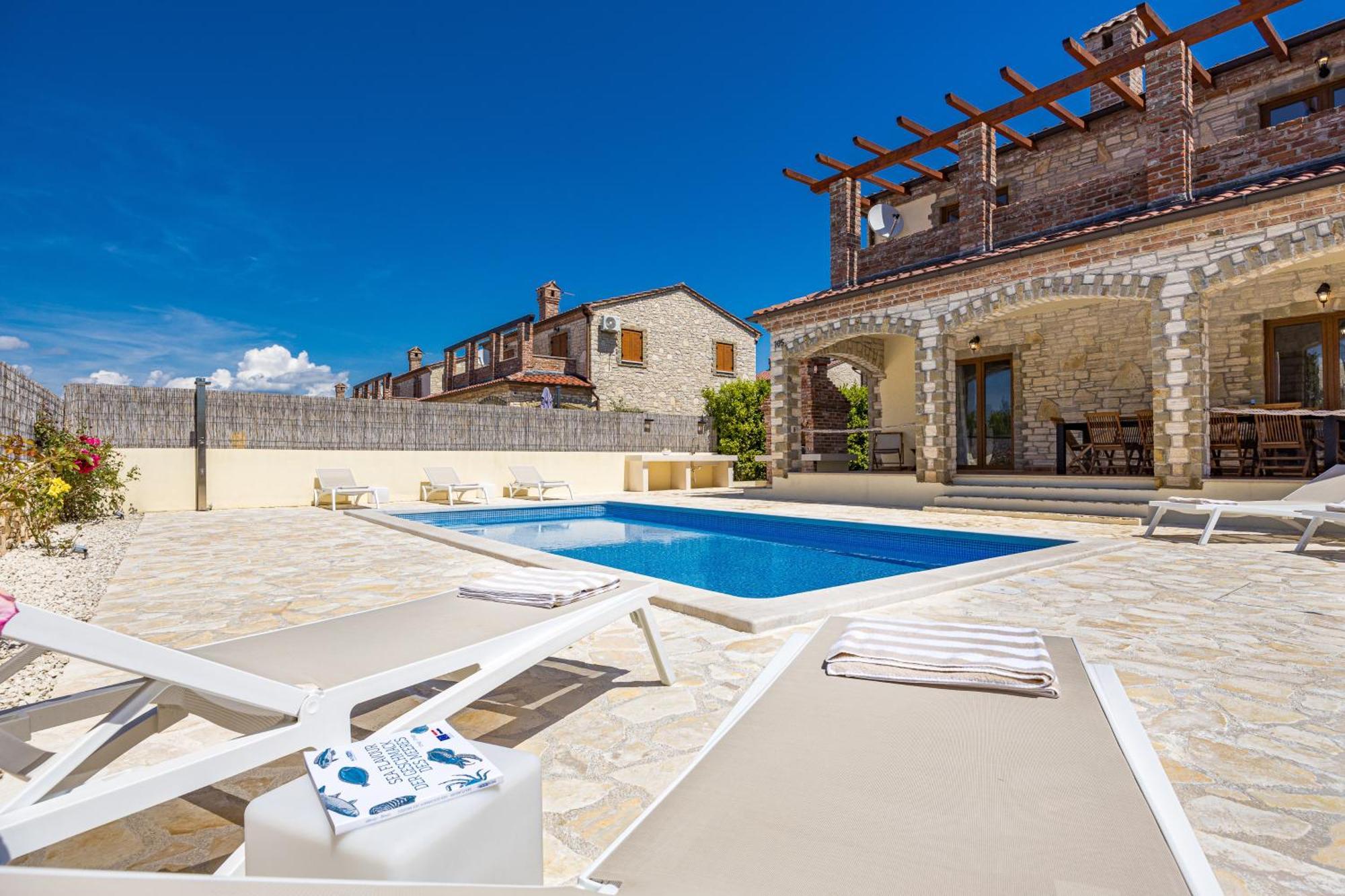 Villa Brioni With Pool By Rentistra Cabrunici 외부 사진